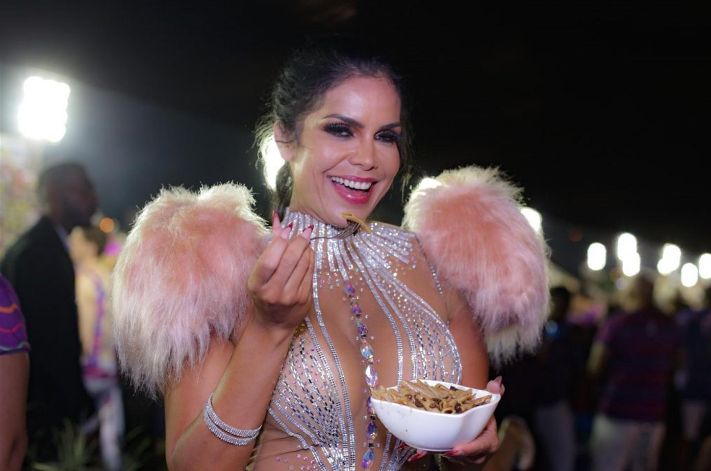Após desfilar com 8 quilos a menos, rainha da Viradouro quebra dieta em camarote: ‘Pé na jaca’